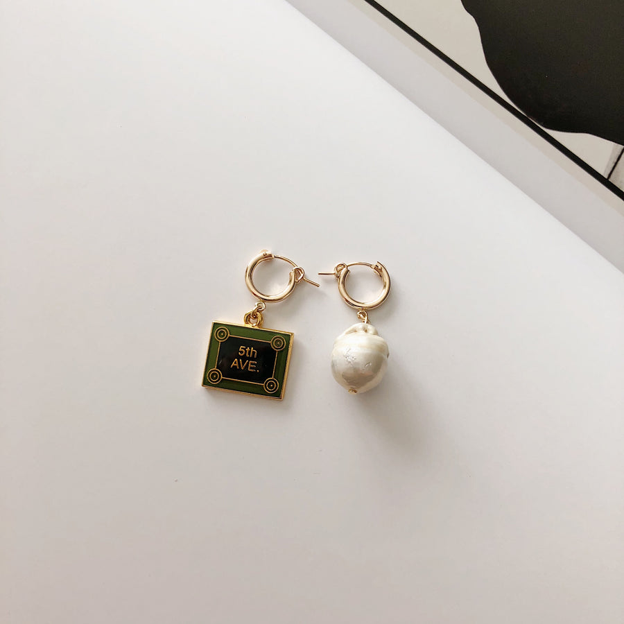 VINTAGE 5TH AVE PEARL EARRING