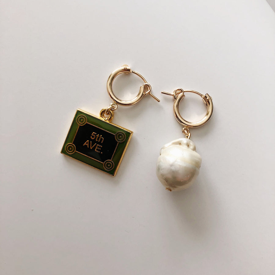 VINTAGE 5TH AVE PEARL EARRING